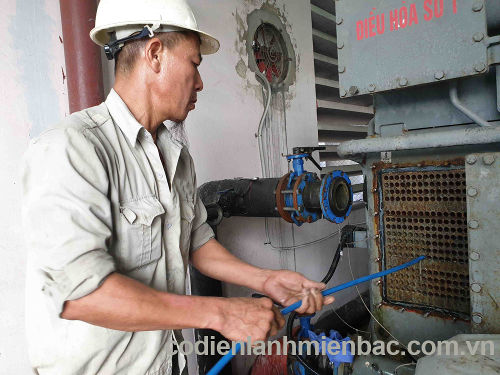 Ảnh: Công ty Khai Phong đang tẩy cặn Chiller tại Hải Dương