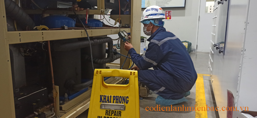 Kỹ thuật đang sửa chữa máy nén tại Công ty Suntory (pesico) - KCN Vsip Bắc Ninh